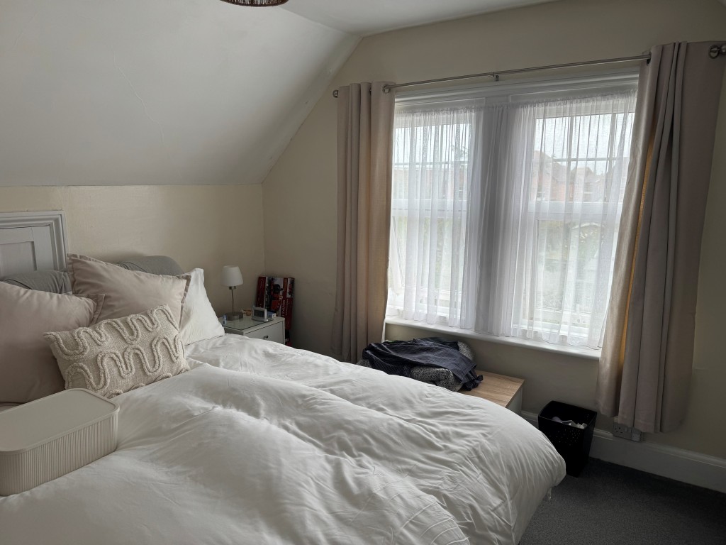 Lot: 87 - FREEHOLD DETACHED FORMER GUEST HOUSE ARRANGED AS FOUR FLATS ON GOOD SIZE PLOT WITH PARKING - Bedroom